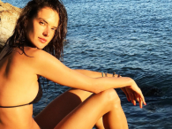 Alessandra Ambrosio szaleje na plaży ze znajomymi